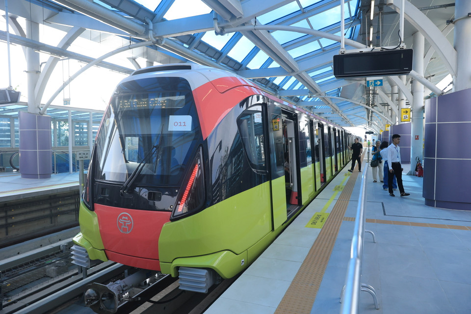 Đúng 8 giờ sáng nay 8/8, đoạn trên cao từ Nhổn đến ga S8 dài 8,5km thuộc tuyến đường sắt đô thị số Nhổn-Ga Hà Nội (Metro Nhổn-Ga Hà Nội) chính thức vận hành thương mại phục vụ hành khách. (Ảnh: Hoài Nam/Vietnam+)