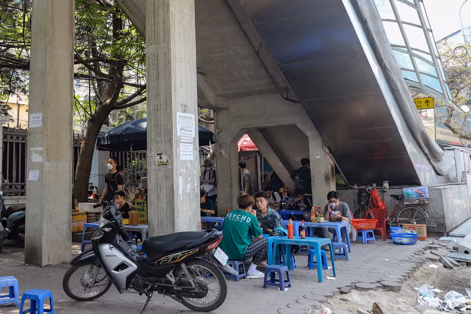 Theo người dân quanh khu vực, tình trạng này đã xảy ra từ rất lâu nhưng chưa có cơ quan chức năng nào xử lý. (Ảnh: Hoài Nam/Vietnam+)