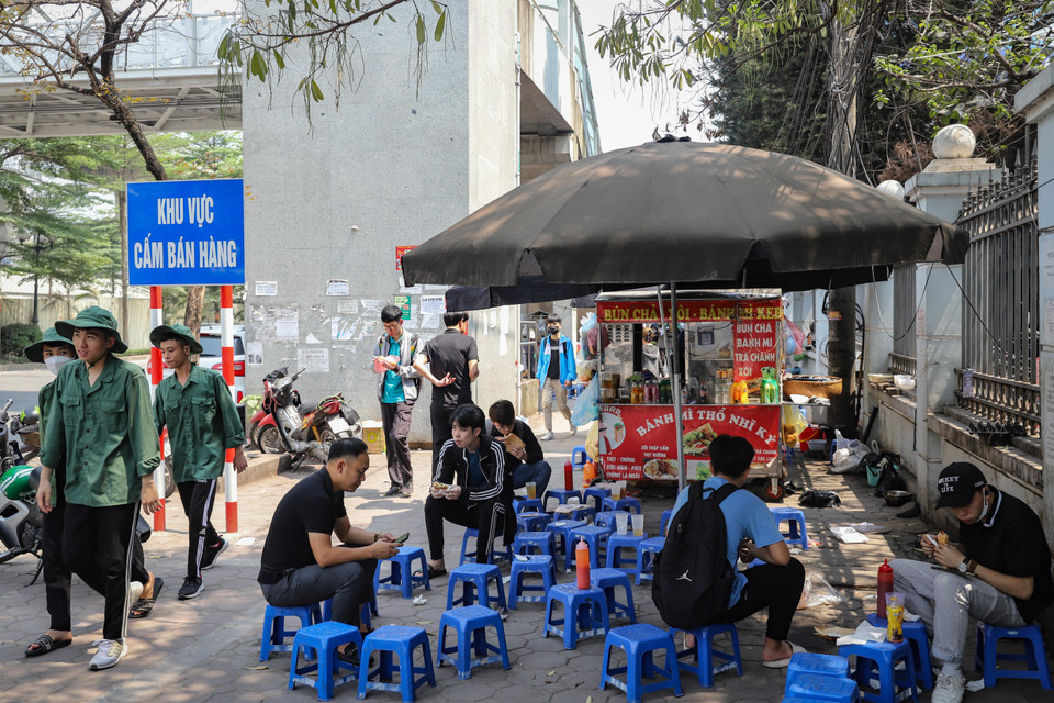 Hàng loạt quán trà đá, quán bánh mỳ 'mọc' lên tại khu vực gầm lối lên nhà ga Cầu Giấy (phường Láng Thượng, quận Đống Đa). (Ảnh: Hoài Nam/Vietnam+)