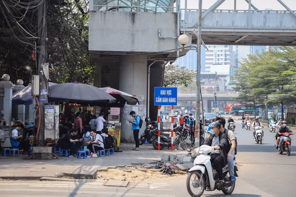 Hoạt động kinh doanh nhộn nhịp ngay dưới chân biển cấm. (Ảnh: Hoài Nam/Vietnam+)