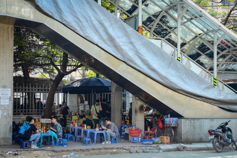 Theo ghi nhận của phóng viên Báo Điện tử VietnamPlus, dọc theo tuyến đường sắt mọc lên hàng loạt quán ăn, quán trà đá, treo quảng cáo… (Ảnh: Hoài Nam/Vietnam+)