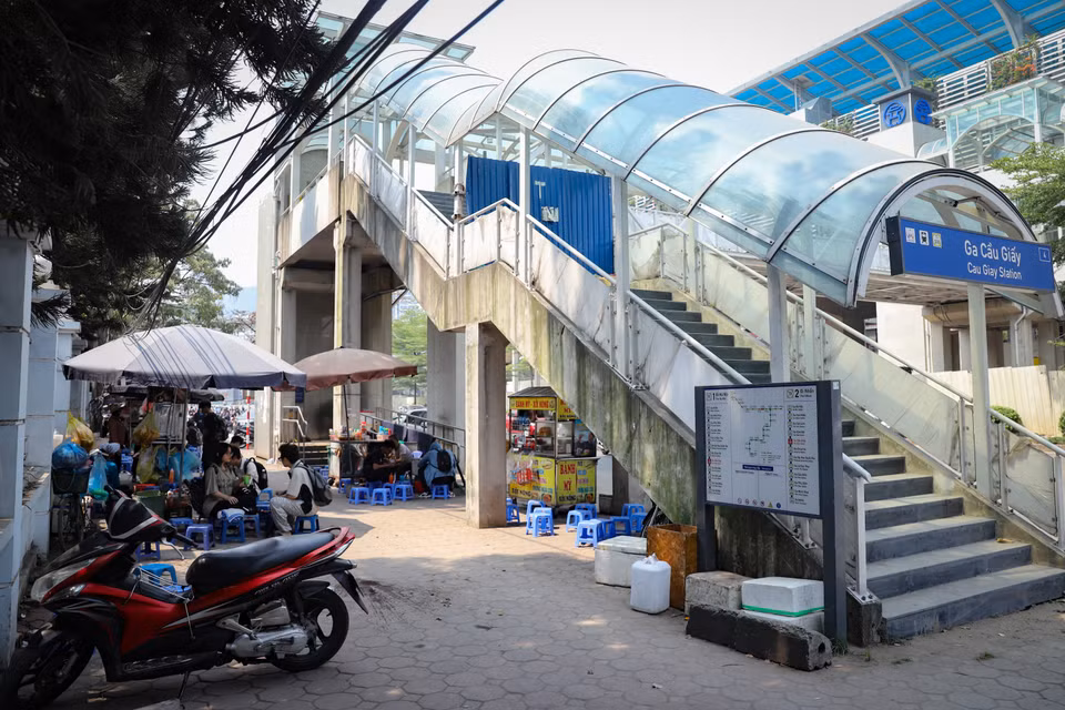 Người dân chiếm dụng làm nơi kinh doanh khiến những nhà ga hiện đại trở nên nhếch nhác. (Ảnh: Hoài Nam/Vietnam+)