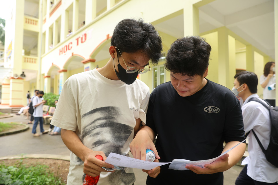 Thí sinh kiểm tra lại thông tin cá nhân trước giờ vào phòng nghe phổ biến quy chế thi. (Ảnh: PV/Vietnam+)