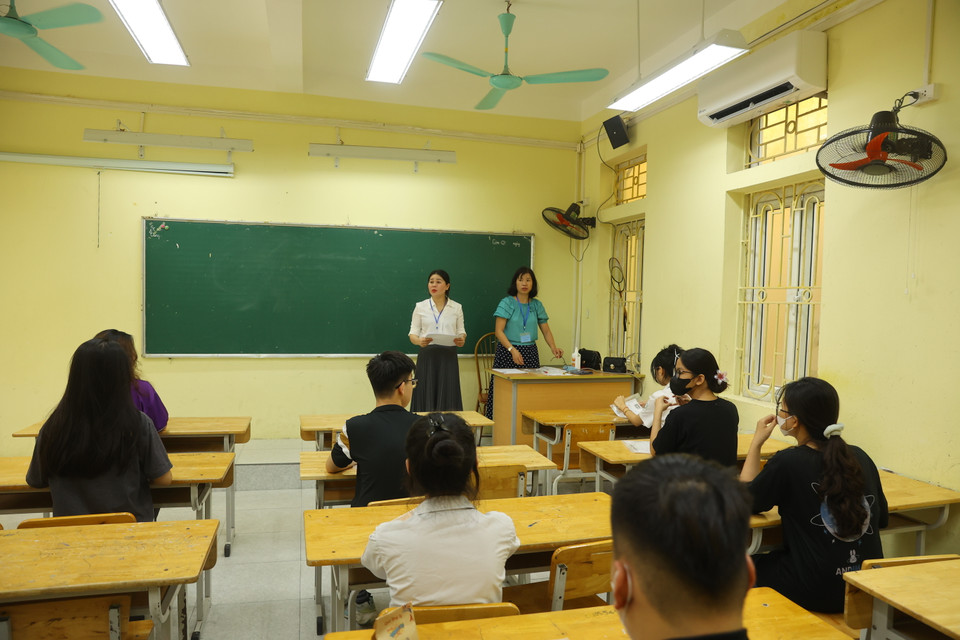 Cán bộ coi thi phổ biến quy chế thi và nhắc thí sinh kiểm tra lại thông tin cá nhân đăng ký dự thi. (Ảnh: PV/Vietnam+)