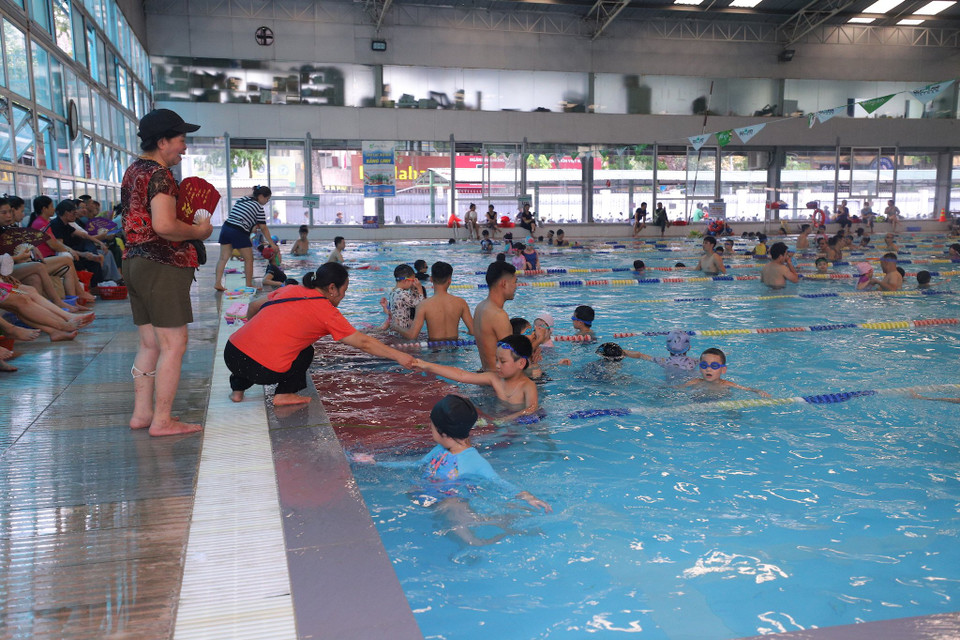 Một số phụ huynh cho biết, gia đình đã đăng ký cho con em mình học bơi vào các buổi sáng và chiều kể từ khi các cháu được nghỉ Hè. (Ảnh: Tuấn Hùng/Vietnam+)