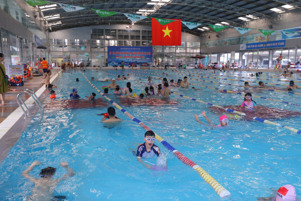 Theo Sở Văn hóa và Thể thao Hà Nội, tại Thủ đô hiện có hơn 300 bể bơi, góp phần quan trọng trong việc tạo điều kiện bơi và phổ cập bơi, nâng cao tầm vóc, thể lực cho trẻ em. (Ảnh: Tuấn Hùng/Vietnam+)