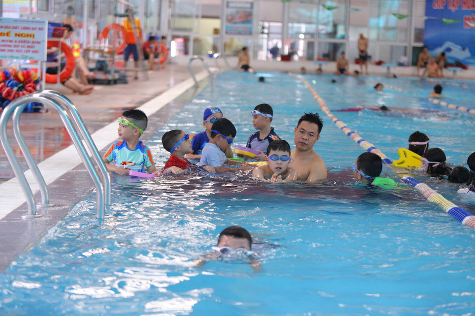 Các giáo viên dạy bơi tại đây cho biết, lượng học sinh đăng ký học bơi trong dịp Hè luôn đông đúc bởi nhiều gia đình đã chú trọng cho con em học kỹ năng mềm đặc biệt là kỹ năng sinh tồn. (Ảnh: Tuấn Hùng/Vietnam+)