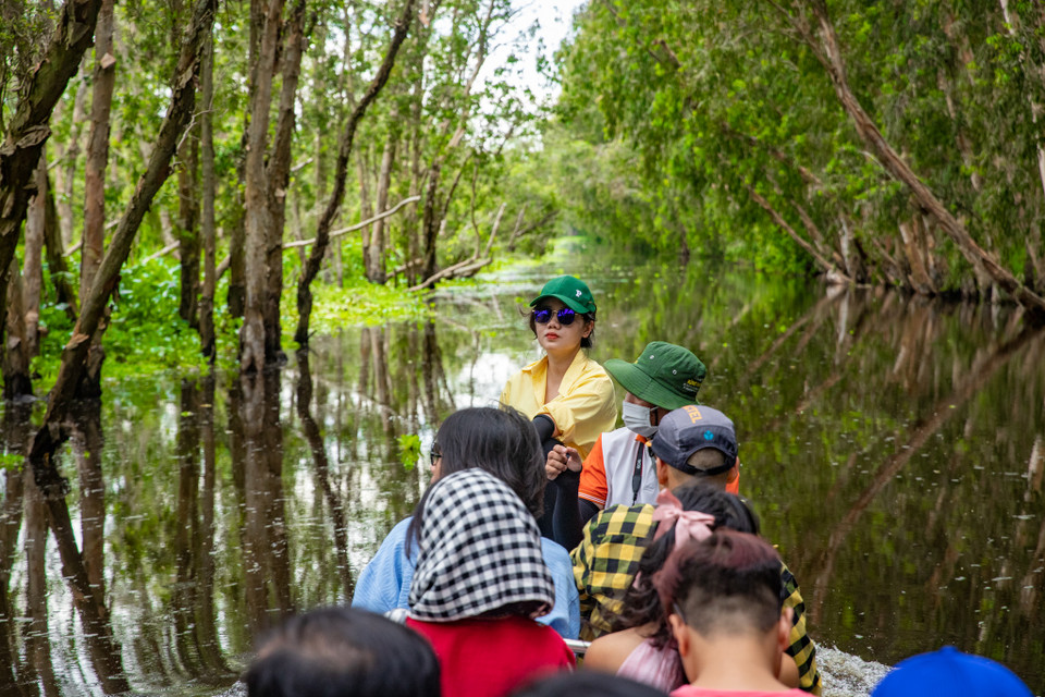 Chiếc xuồng đi xuyên qua những con rạch tiến thẳng vào bên trong rừng tràm. Xuyên qua con đường trên mặt nước kéo dài khoảng 3km, du khách sẽ đến với Khu bảo vệ cảnh quan rừng tràm Trà Sư. (Ảnh: Hoài Nam/Vietnam+)