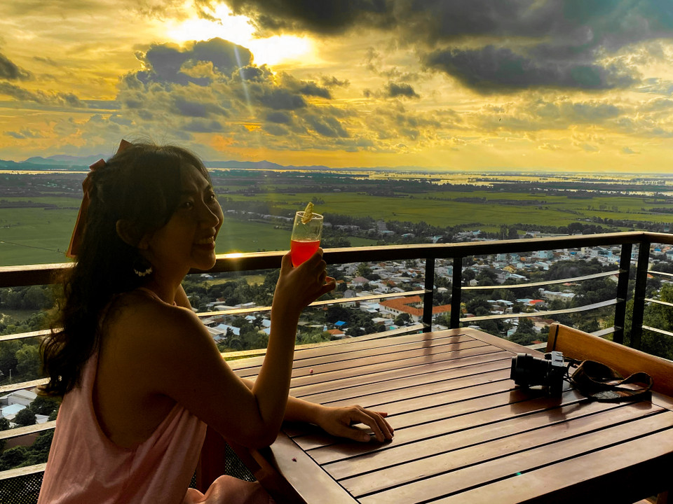 Có những du khách tiếc nuối đã phải thốt lên rằng: ‘Ước gì Mặt Trời đừng lặn, cứ mãi lơ lửng phía đỉnh núi kia.’ (Ảnh: Hoài Nam/Vietnam+)