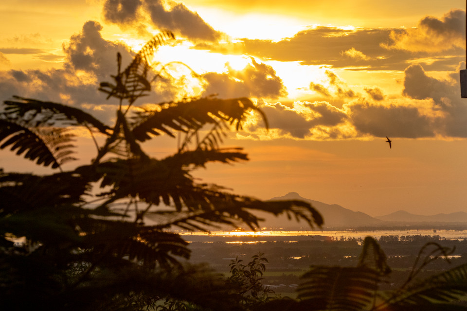 Chiêm ngưỡng vẻ đẹp kỳ diệu của thiên nhiên chính là một cách tận hưởng cuộc sống. Cùng với bình minh, hoàng hôn cũng là khoảnh khắc mê đắm tâm hồn và thị giác con người bằng vẻ đẹp ảo diệu của nó. (Ảnh: Hoài Nam/Vietnam+)