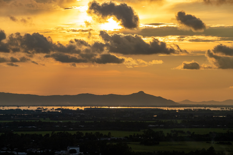 Dù không phải là ngọn núi to nhất, hùng vĩ nhất ở An Giang nhưng núi Sam lại được biết đến là điểm du lịch ‘được lòng’ du khách. Đặc biệt khi đến đây, du khách sẽ có được trải nghiệm ngắm hoàng hôn từ phía đỉnh núi. (Ảnh: Hoài Nam/Vietnam+)