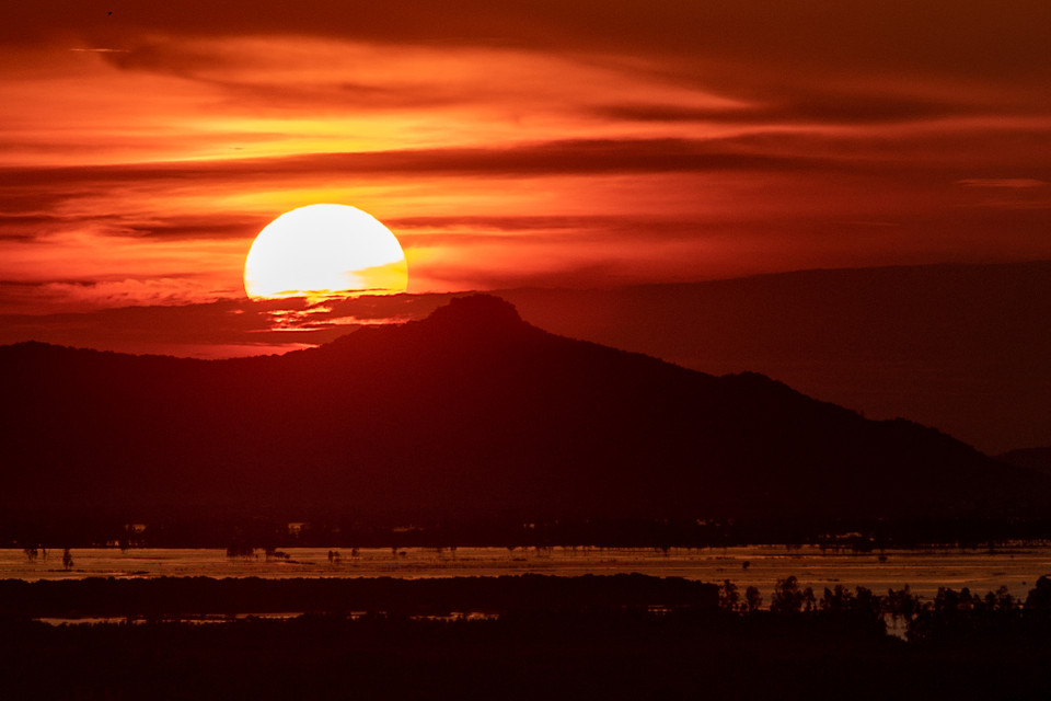 Thời khắc ấy dường như thời gian trôi chậm lại, vạn vật đều đứng yên nhìn mặt trời lui dần xuống đường chân trời, khuất dần sau rặng núi, kết thúc một ngày rực rỡ. (Ảnh: Hoài Nam/Vietnam+)