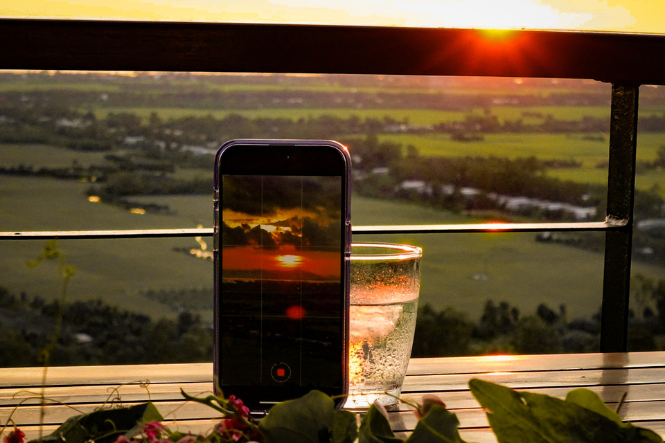 Thời điểm hoàng hôn buông xuống bắt đầu bằng một vài áng mây trễ nải kéo ngang Mặt Trời. (Ảnh: Hoài Nam/Vietnam+)