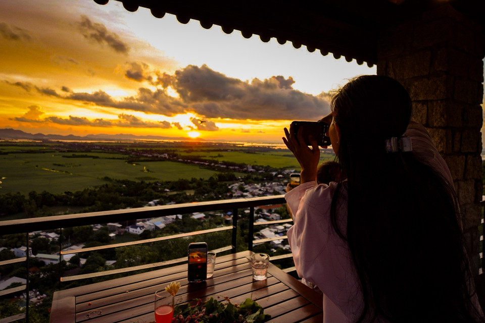 Du khách dành thời gian để trải nghiệm cảm giác khởi đầu và kết thúc một ngày ở vùng đất mới, và hoàng hôn nhìn từ đỉnh núi Sam là một trong những khung cảnh đẹp mà bất kỳ ai cũng nên trải nghiệm. (Ảnh: Hoài Nam/Vietnam+)