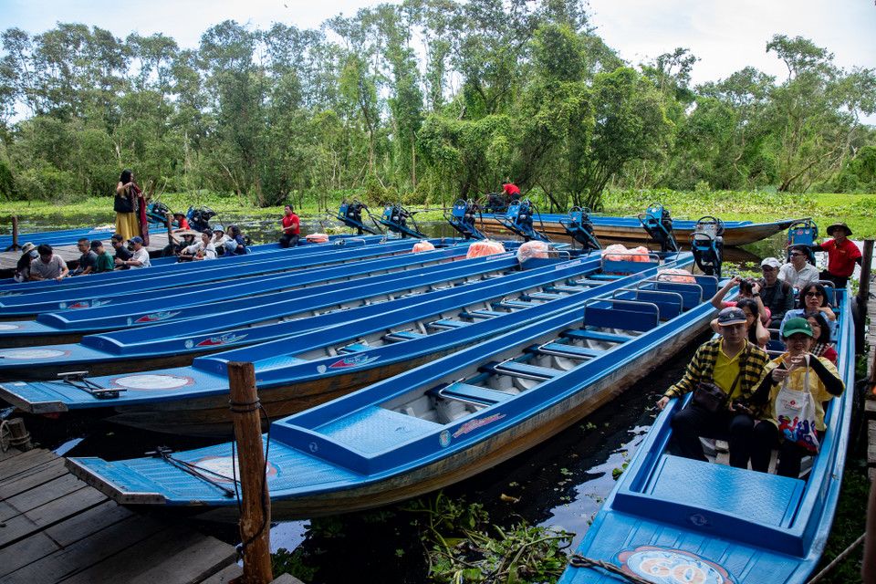 Để tham quan khám phá rừng tràm, đầu tiên bạn sẽ đến bến mua vé, đặt xuồng. (Ảnh: Hoài Nam/Vietnam+)