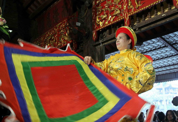 Phần dự liên hoan của thanh đồng Trần Thị Huệ (Ảnh: Thanh Tùng - TTXVN)