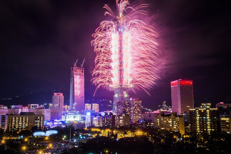 Pháo hoa phụt ra từ tháp Teipei 101 tại Đài Bắc, Đài Loan