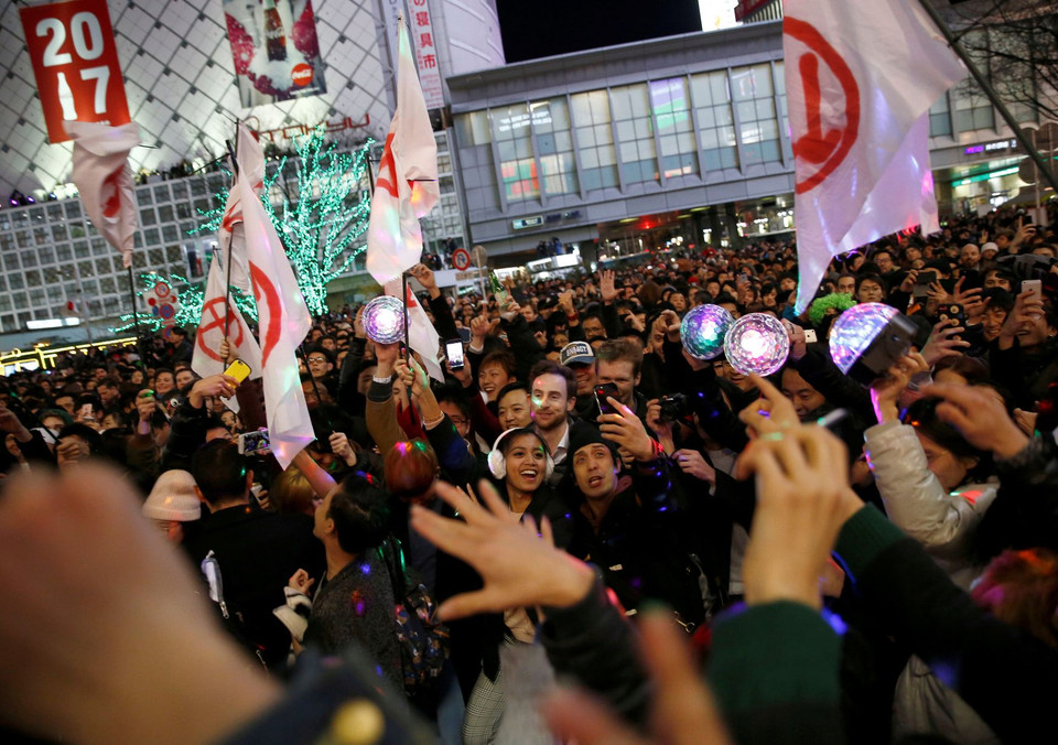 Người dân Tokyo, Nhật Bản chào đón Năm mới ở khu Shibuya