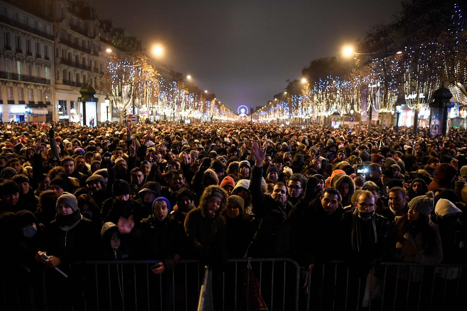 Biển người tại đại lộ Champs Elysees, Paris, Pháp