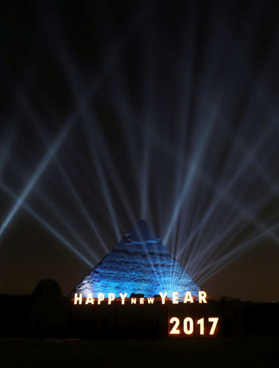 Kim tự tháp ở ngoại ô Cairo, Ai Cập cũng ngập trong ánh sáng