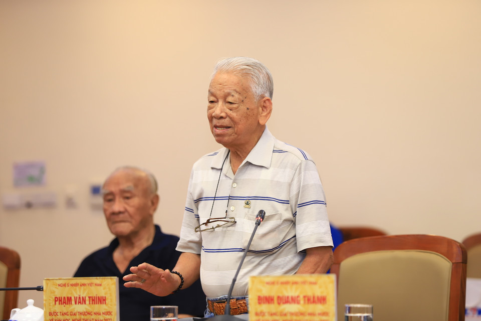 Nghệ sĩ nhiếp ảnh Phạm Văn Thính chia sẻ kỷ niệm khi chụp những tấm hình tại hiện trường một thời mưa bom bão đạn. (Ảnh: Hoài Nam/Vietnam+) 