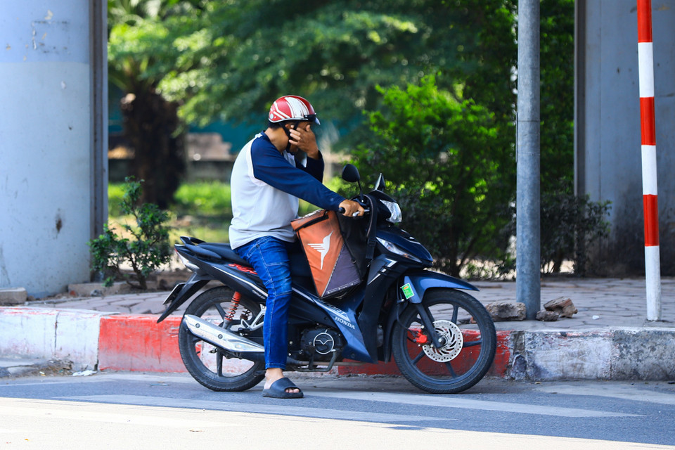 Bất kể ai ra đường trong thời tiết nắng nóng như trưa nay đều cảm thấy ngột ngạt, khó chịu. (Ảnh: Hoài Nam/Vietnam+)