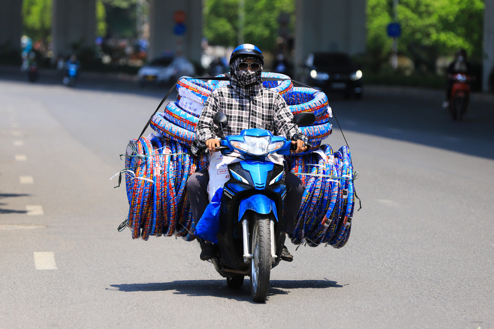 Theo ghi nhận của phóng viên Báo Điện tử VietnamPlus vào trưa ngày 18/5, dưới thời tiết nắng nóng gay gắt một số bộ phận người dân vẫn phải chật vật mưu sinh ngoài đường. (Ảnh: Hoài Nam/Vietnam+)