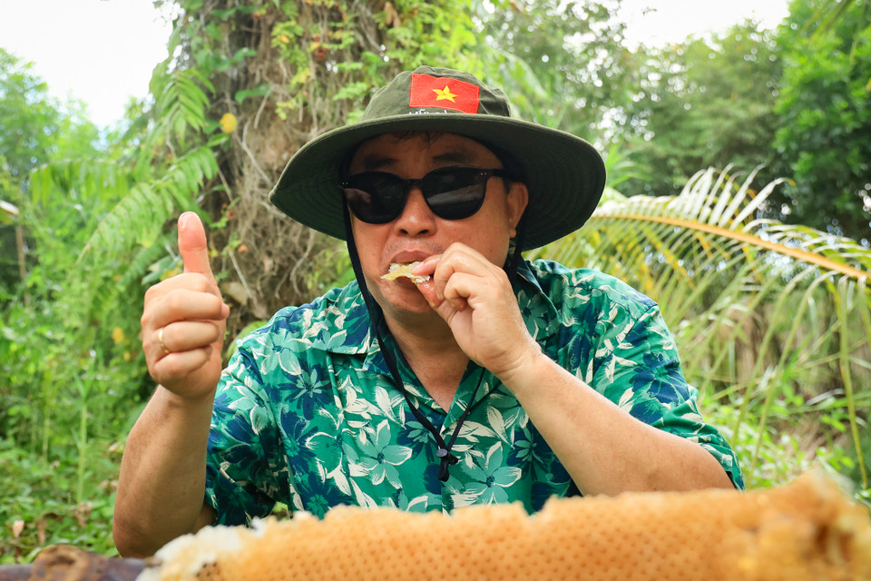 Đoàn du khách Vietravel hào hứng thưởng thức mật ong tự nhiên giữa rừng chia sẻ: ‘Đây là lần đầu tiên chúng tôi tới Cà Mau và thực sự ấn tượng với trải nghiệm theo chân thợ gác kèo ong. Hy vọng sẽ nhiều người biết đến miền cực Nam của dải đất hình chữ S qua hoạt động trải nghiệm thú vị này.’ (Ảnh: Hoài Nam/Vietnam+)