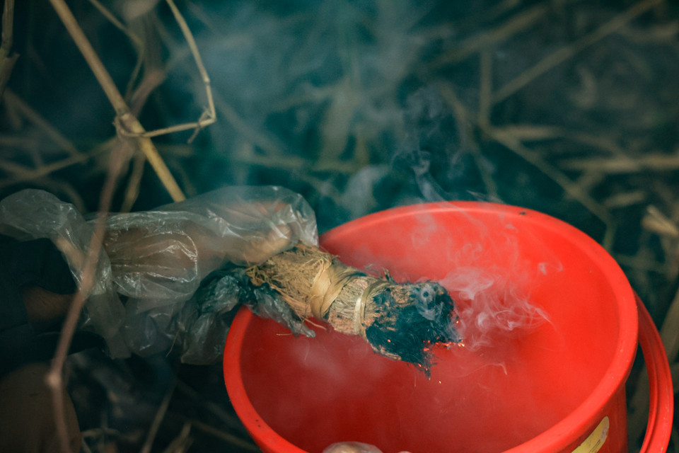Những con ong mật rất kỵ hơi khói này và chỉ cần thổi nhẹ một luồng khói nhỏ gừa vào thì ong đã say khói và bay ra khỏi tổ. (Ảnh: Hoài Nam/Vietnam+)
