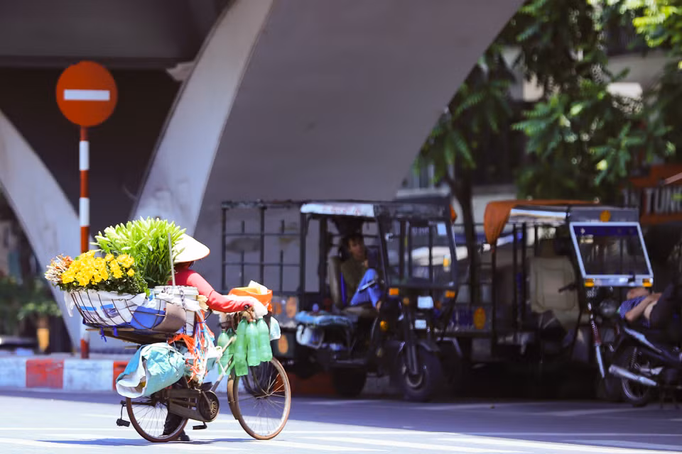Theo Trung tâm Dự báo khí tượng thủy văn Quốc gia ở Hà Nội ít mây, ngày nắng nóng gay gắt và đặc biệt gay gắt. Nhiệt độ thấp nhất từ 27 – 30 độ C, nhiệt độ cao nhất từ 38 – 40 độ C, có nơi trên 40 độ C. (Ảnh: Hoài Nam/Vietnam+)