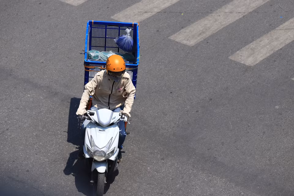 Các chuyên gia y tế khuyến cáo người dân, đặc biệt là người lao động khi ra đường để phòng tránh các tác hại của tia cực tím và đề phòng sốc nhiệt nên mặc áo chống nắng, mang kính bảo hộ; bố trí thời gian làm việc ngoài trời và nghỉ ngơi hợp lý. (Ảnh: Hoài Nam/Vietnam+)