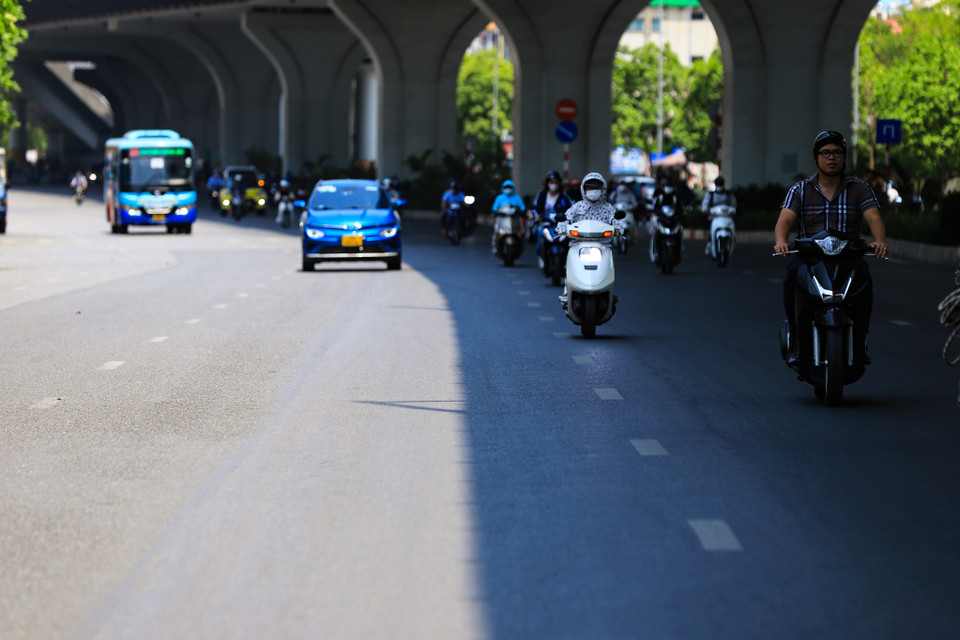 Người dân di chuyển ở khu vực dưới gầm cầu vượt và dưới gầm đường trên cao để tránh nóng. (Ảnh: Hoài Nam/Vietnam+)