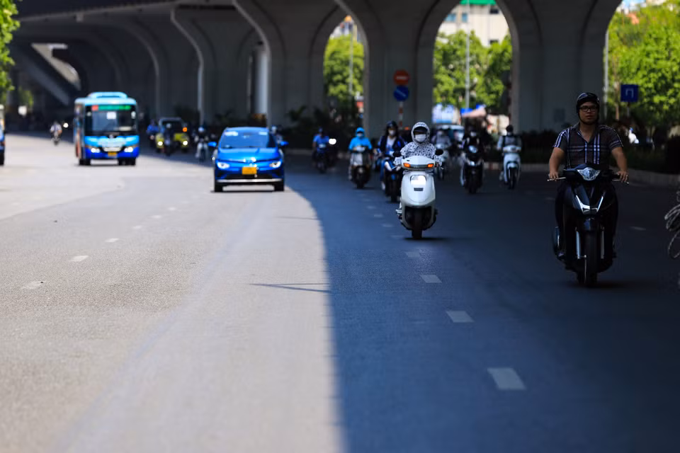 Người dân di chuyển ở khu vực dưới gầm cầu vượt và dưới gầm đường trên cao để tránh nóng. (Ảnh: Hoài Nam/Vietnam+)