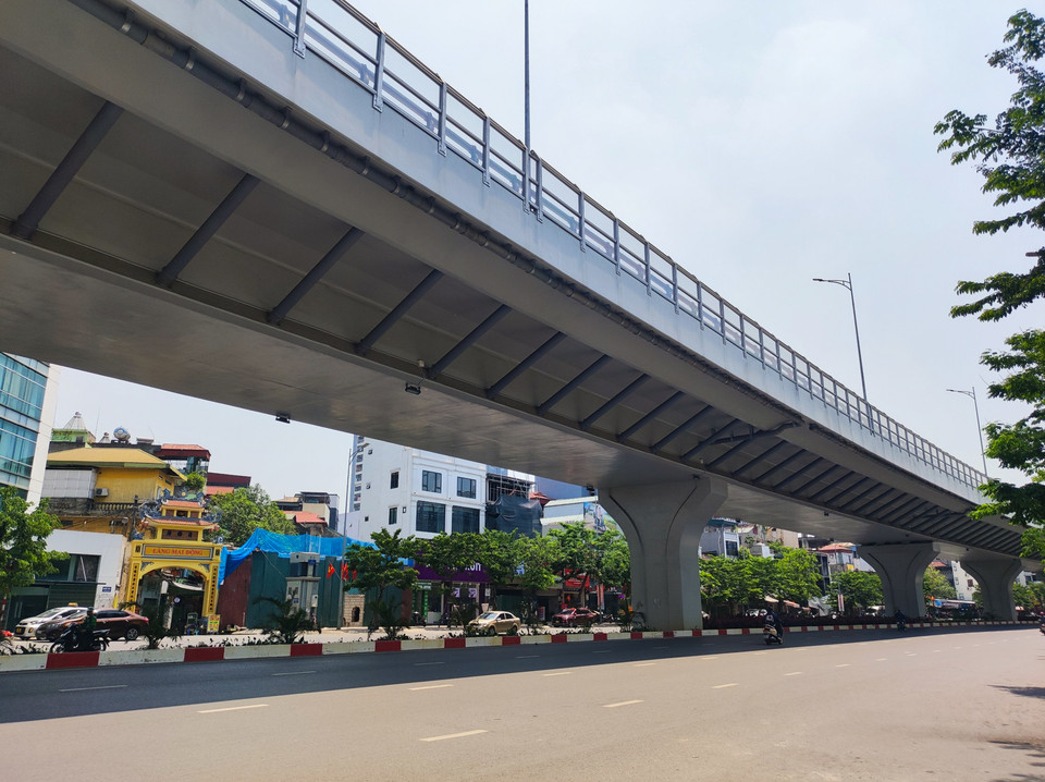 Tại khu vực đường Đại La lúc hơn 12 giờ trưa không một bóng người di chuyển trên đường. (Ảnh: Hoài Nam/Vietnam+)