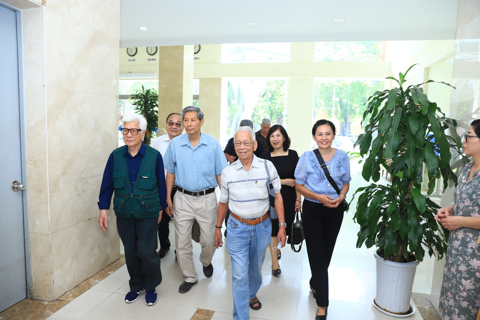 Hôm nay 18/5 tại số 5 Lý Thường Kiệt, Thông tấn xã Việt Nam tổ chức gặp mặt giao lưu với các nghệ sĩ nhiếp ảnh có các tác phẩm được trao Giải thưởng Hồ Chí Minh và Giải thưởng Nhà nước về Văn học nghệ thuật năm 2022. (Ảnh: Hoài Nam/Vietnam+)