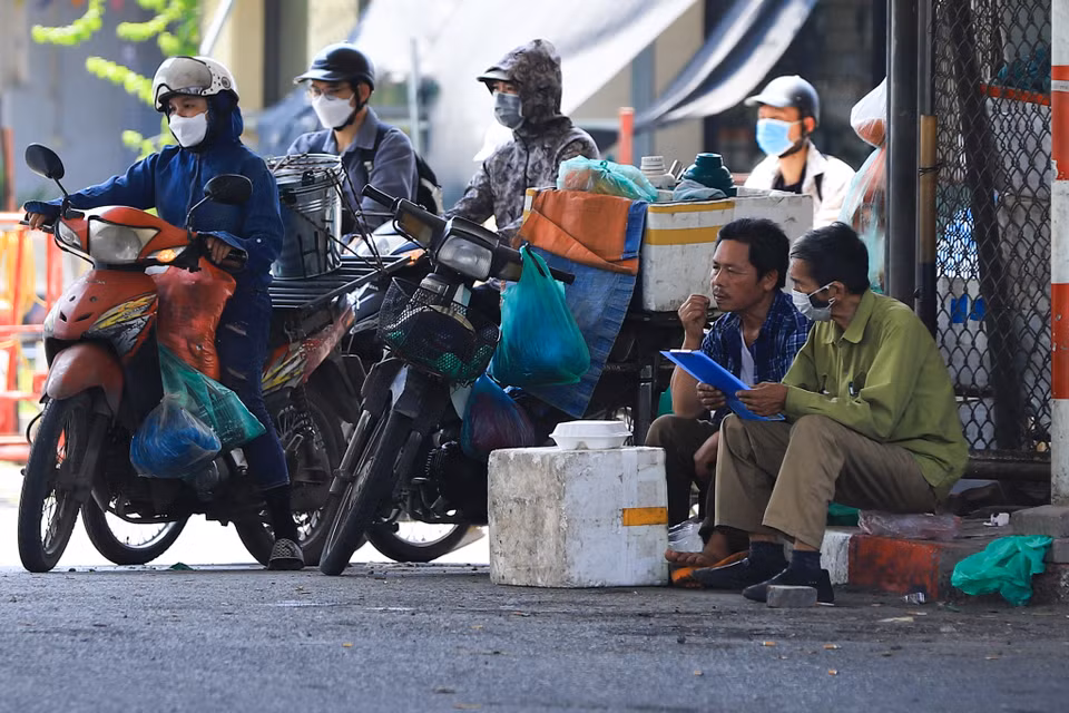 Họ thường tập trung ở những nơi có tán cây to, nhà cao tầng để tận dụng bóng râm che bớt nắng tranh thủ nghỉ trưa. (Ảnh: Hoài Nam/Vietnam+)