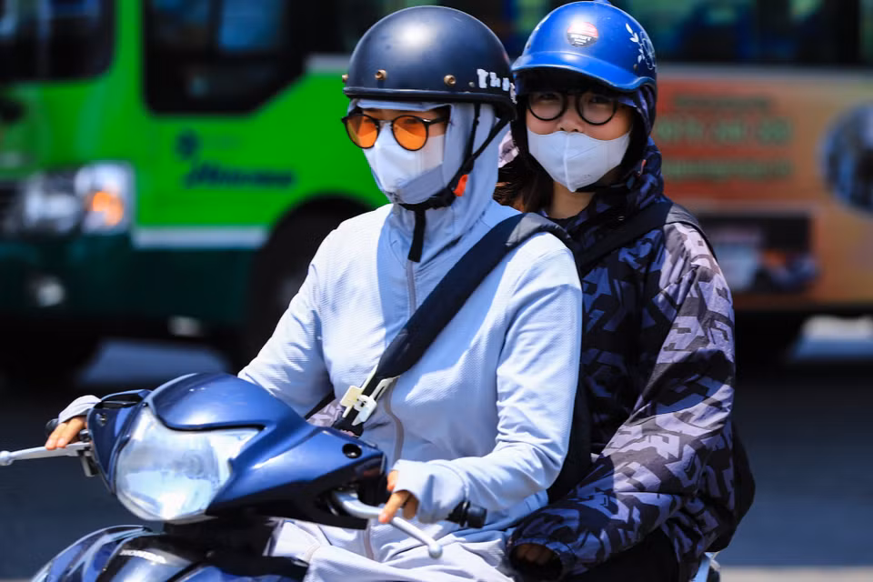 Vào những ngày nắng nóng, những vật dụng như áo chống nắng (loại dày, dễ thấm mồ hôi), khẩu trang, găng tay, nước uống, khăn bông thấm nước... luôn là những vật bất ly thân. (Ảnh: Hoài Nam/Vietnam+)