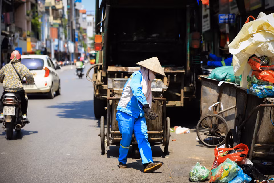 Công nhân vệ sinh môi trường lao động dưới thời tiết nắng nóng giữa trưa để duy trì cho Thủ đô sạch đẹp. (Ảnh: Hoài Nam/Vietnam+)