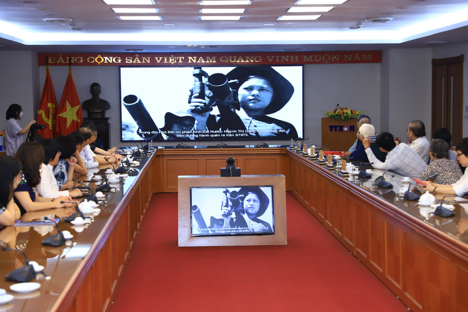 Các đại biểu tham dự buổi giao lưu cùng xem lại những tác phẩm của các Nghệ sĩ nhiếp ảnh đã đoạt Giải thưởng Hồ Chí Minh và Giải thưởng Nhà nước về Văn học nghệ thuật năm 2022. (Ảnh: Hoài Nam/Vietnam+)