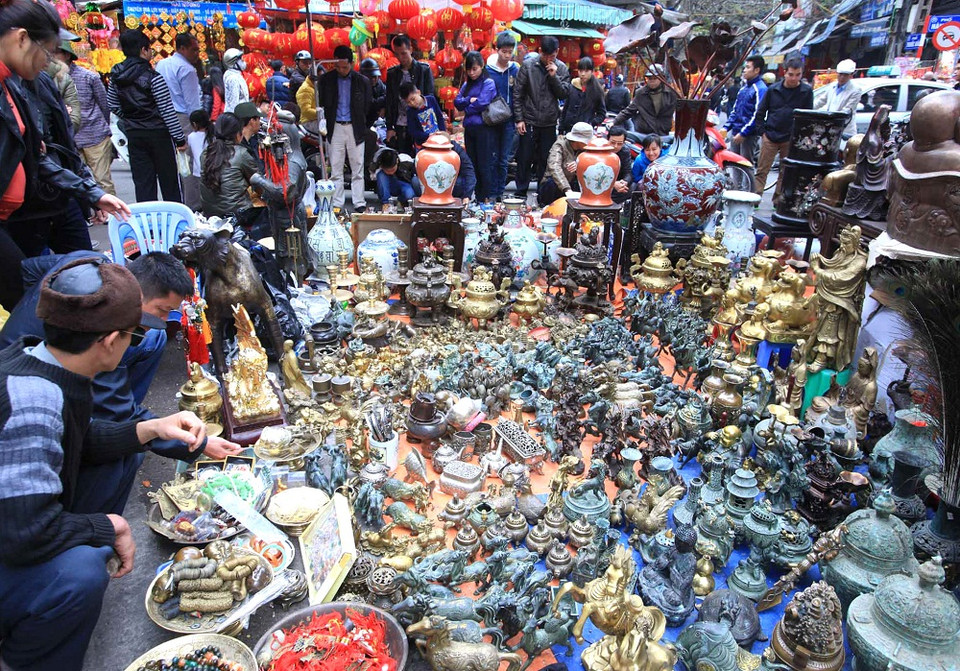 Tết Giáp Ngọ năm nay, mặt hàng được ưa chuộng là những chú ngựa bằng đồng (Ảnh: Anh Tuấn - TTXVN)