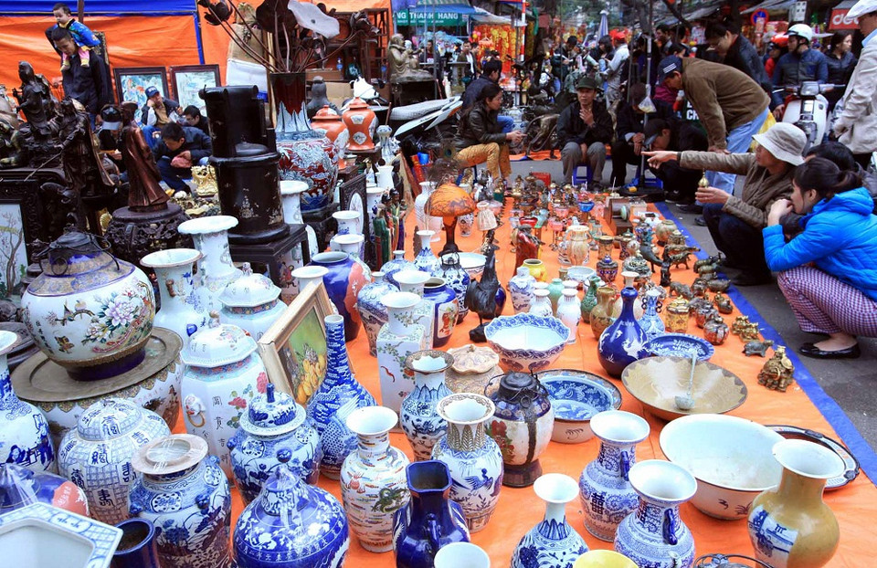 Đây là một phiên chợ đặc biệt mỗi năm chỉ họp một lần, thu hút nhiều du khách của Hà Nội và các tỉnh phía Bắc về thưởng thức và chọn mua cho mình những món đồ giả cổ đẹp để trưng bày trong nhà trong dịp Tết.(Ảnh: Anh Tuấn - TTXVN)