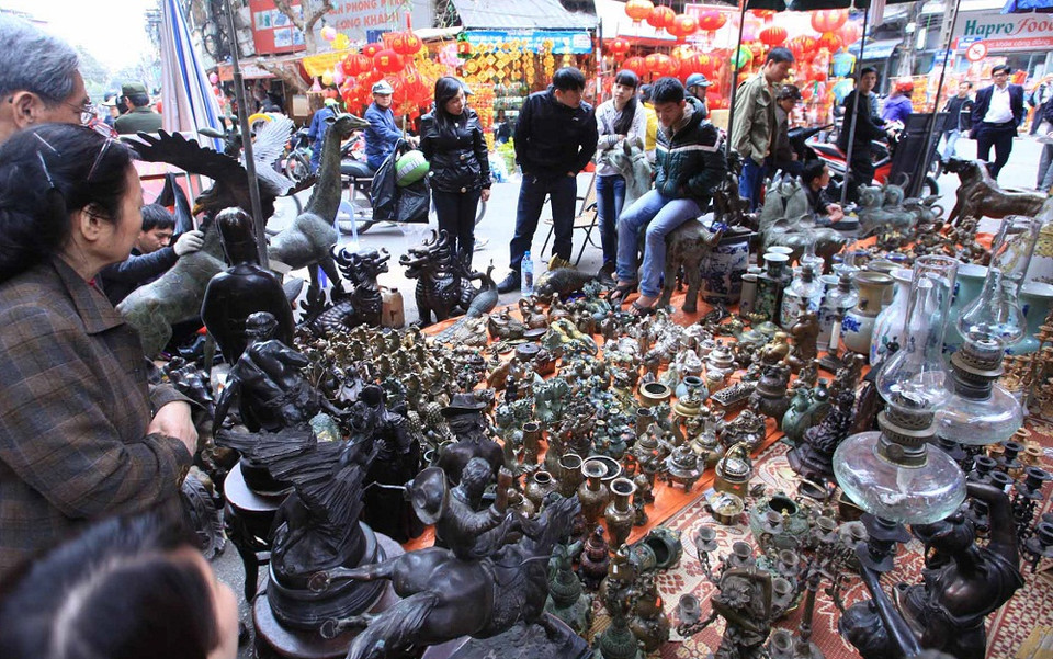 Chợ phiên hình thành từ vài năm trước ở khu vực ngã 5 Hàng Mã, Hàng Lược, Thuốc Bắc, Hàng Cân. Ban đầu một số người, đa phần là lớn tuổi, đem bộ sưu tập gia đình ra bày bán, trao đổi cho vui, theo lói sinh hoạt của cộng đồng sưu tập đồ cổ.(Ảnh: Anh Tuấn - TTXVN)