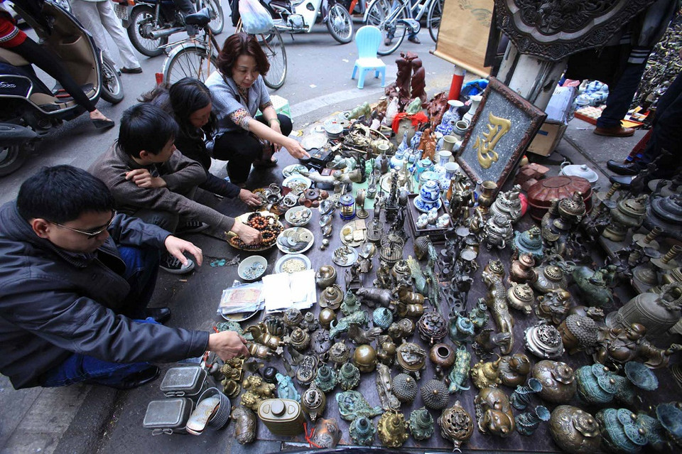 Nhập mô tả cho ảnhNhững năm gần đây, người ta đã dựng cả kiosk để bán hàng, đa phần là đồ giả cổ được nhập từ Trung Quốc (Ảnh: Anh Tuấn - TTXVN)