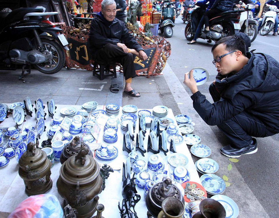 Chợ đồ cổ, giả cổ Hà Nội phục vụ thú chơi của những người yêu và sưu tầm cổ vật họp tại phố Hàng Mã từ ngày 20 - 30 tháng Chạp (Âm lịch) hàng năm. (Ảnh: Anh Tuấn - TTXVN)