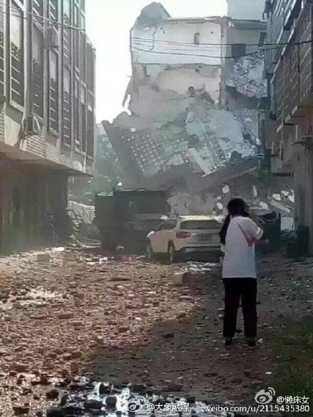 Truyền hình Trung Quốc CCTV dẫn lời chỉ huy cảnh sát địa phương cho biết các vụ nổ do nhiều thiết bị nổ khác nhau gây ra. 