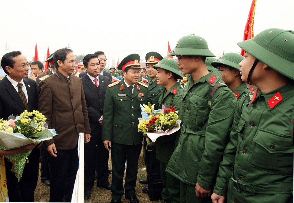 Thượng tướng, Tổng tham mưu trưởng Đỗ Bá Tỵ động viên các tân binh (Ảnh: Trọng Đức - TTXVN)