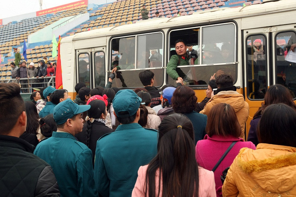 Người đi dặn dò người ở lại (Ảnh: Trọng Đức - TTXVN)