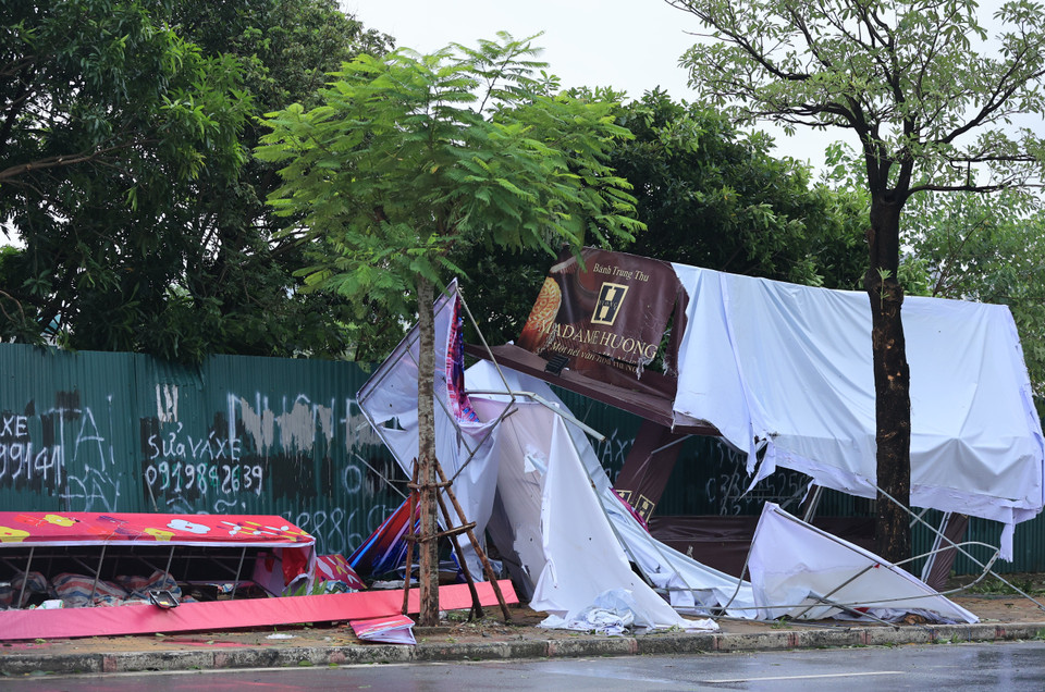 Các quầy bán bánh trung thu khu vực đường Lê Quang Đạo tán tác sau cơn bão. (Ảnh: Hoài Nam/Vietnam+)