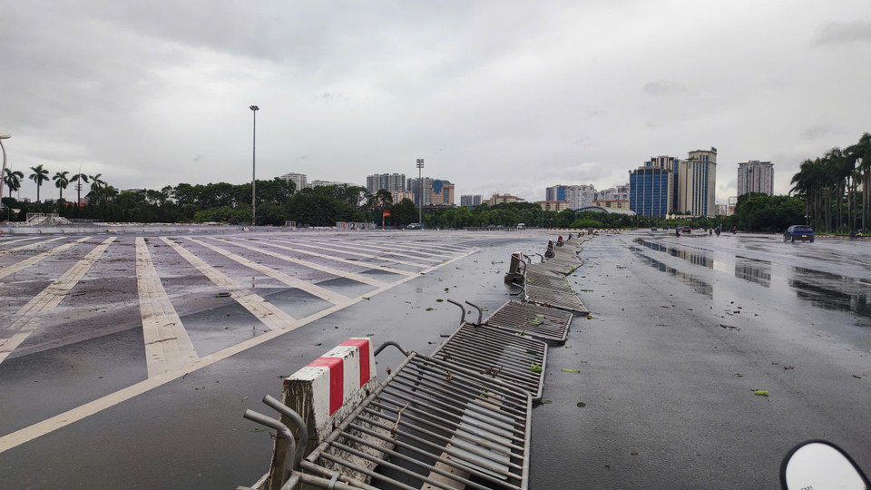Loạt rào chắn trước sân vận động Mỹ Đình đổ rạp. (Ảnh: Hoài Nam/Vietnam+)