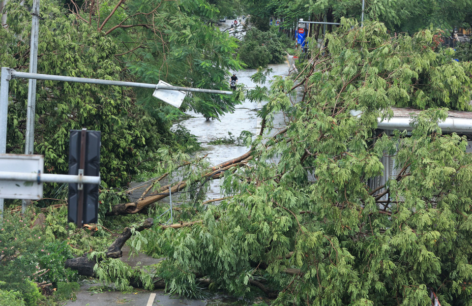Một làn đường trên tuyến phố Láng Hạ giao thông đã tê liệt. (Ảnh: Hoài Nam/Vietnam+)